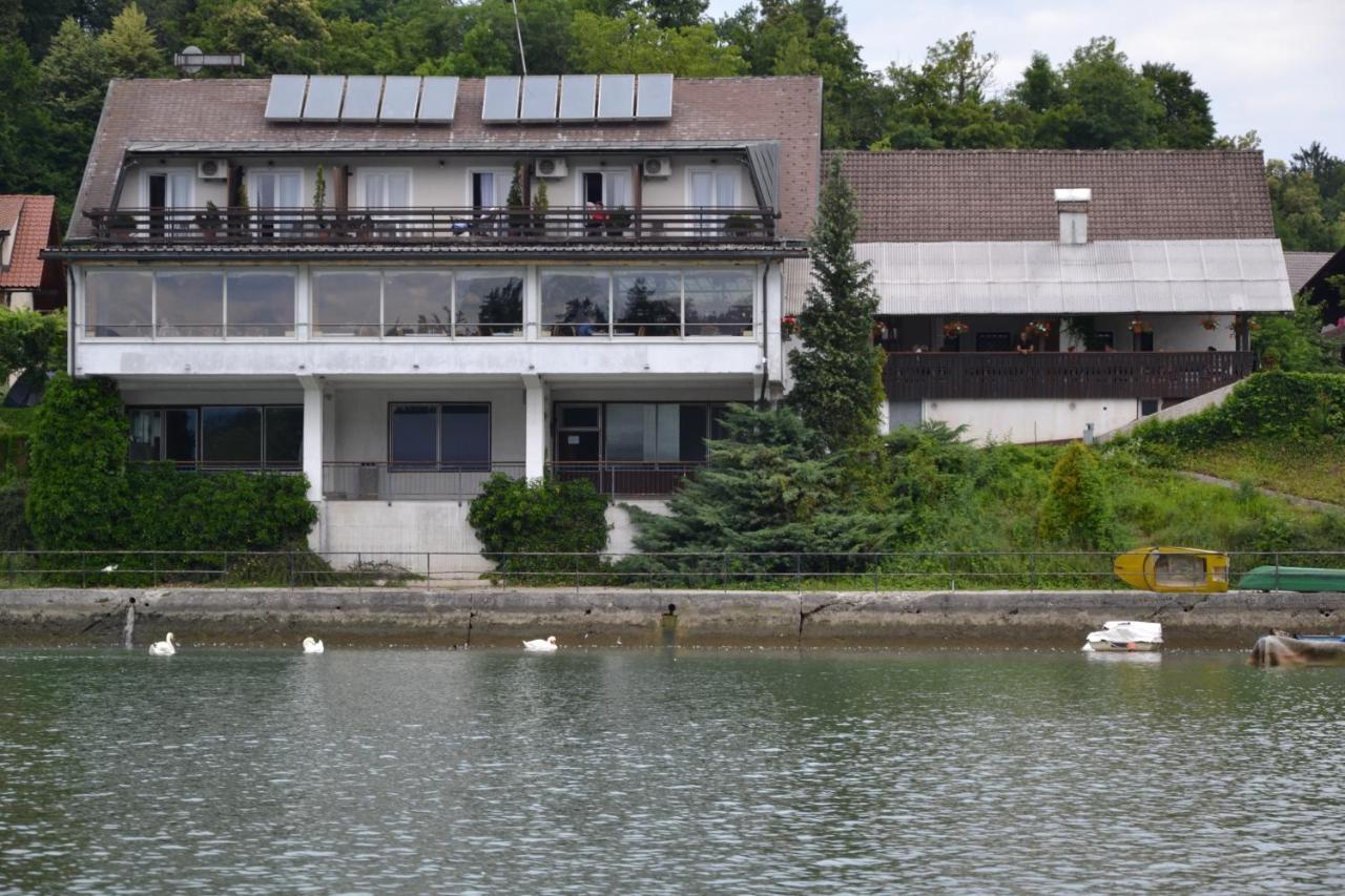 Gostisce Jezero Bed and Breakfast Medvode Exteriör bild